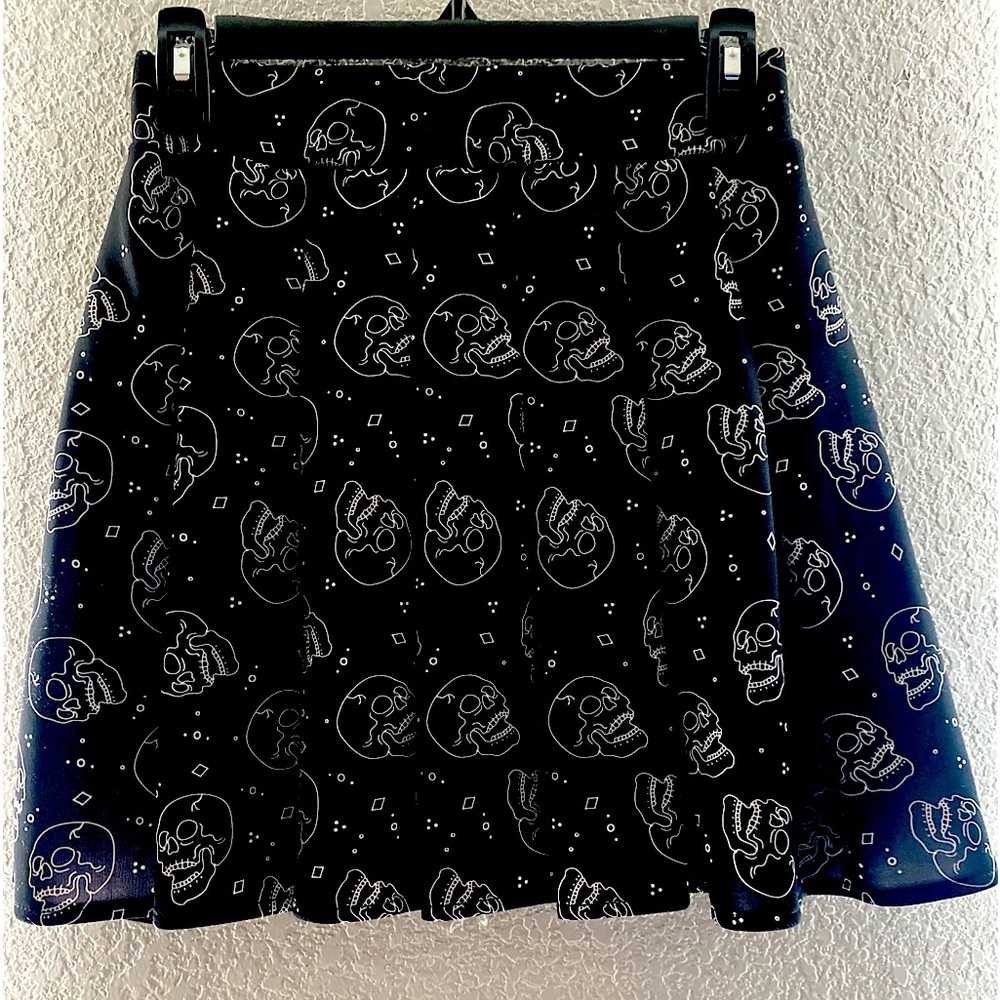 Black Skull gothic mino skirt!